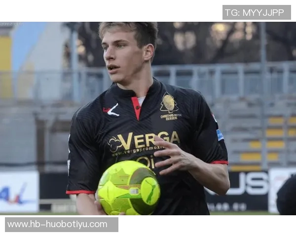 瓦拉内社媒晒与温格亨利合照观战科莫尤文重温足球传奇时刻